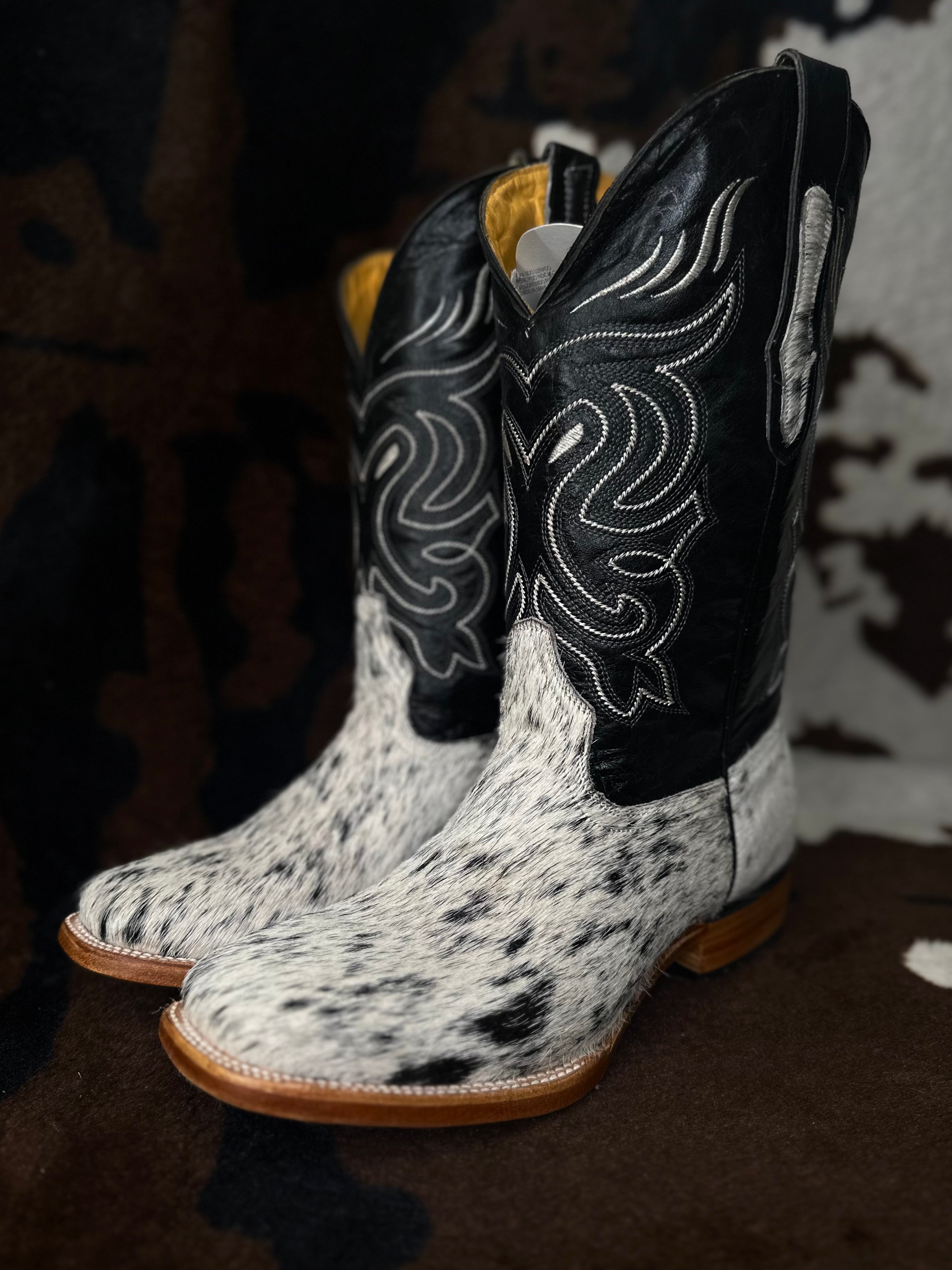 Herencia: Men Cowhides Black/White (Pattern Varies) (PI 3803)